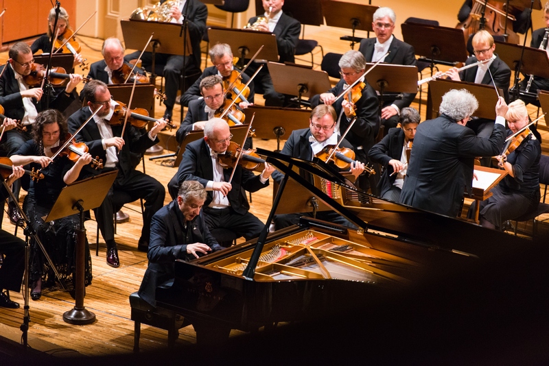 Jean-Yves Thibaudet s Českou filharmonií, foto Jan Nechvíle