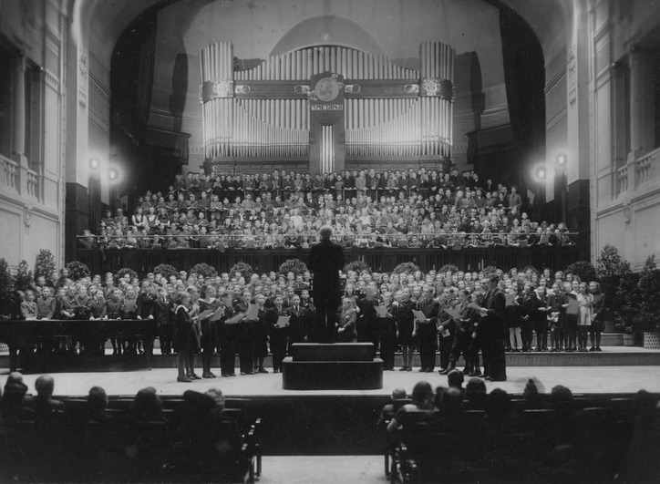 B. Petrem řízené vystoupení sboru Gymnázia na Lobkovicově náměstí ve Smetanově síni v roce 1947, foto archiv TV