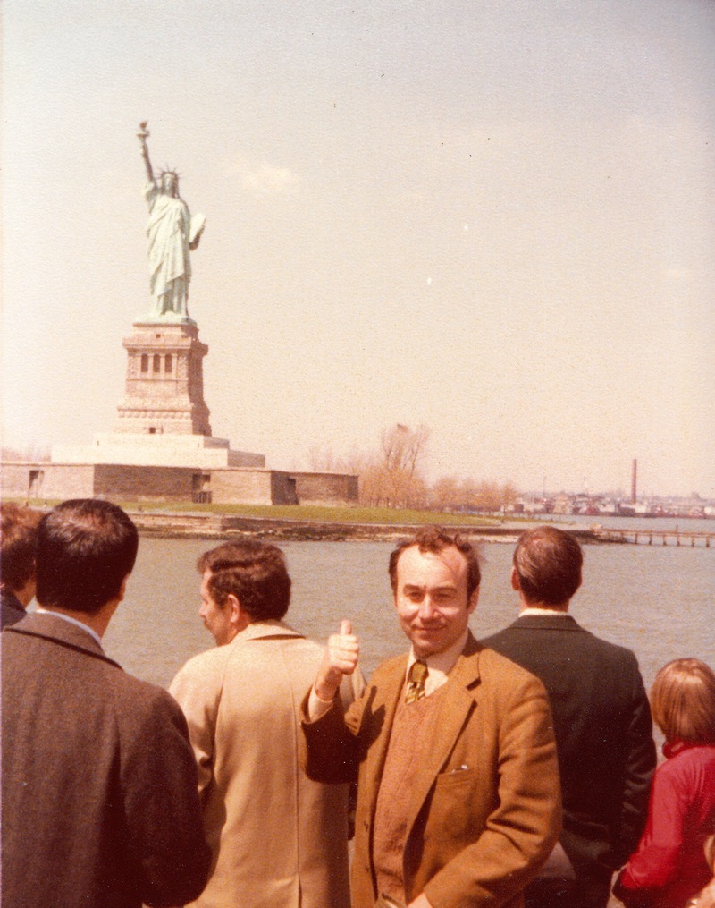 Před newyorským symbolem svobody (1978), foto Barbara Renton
