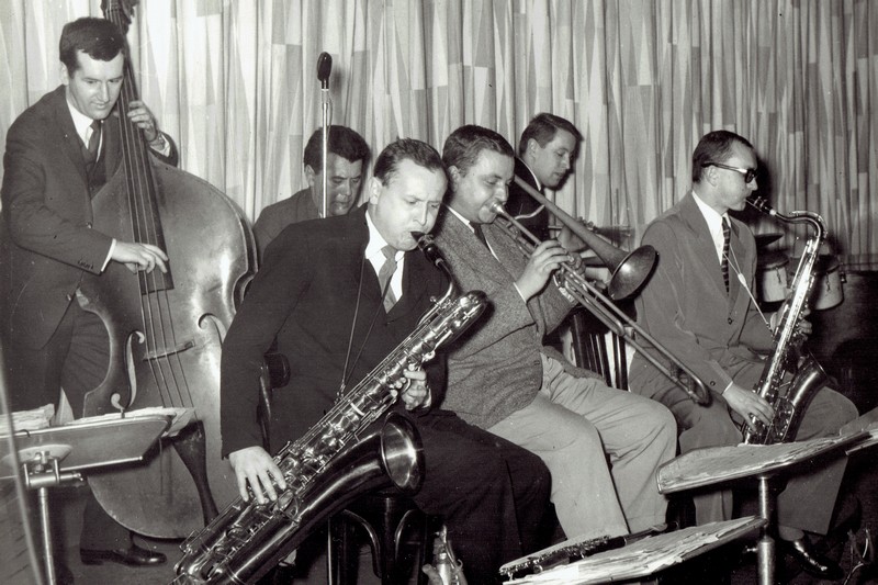 Karel Velebný (zcela vpravo) v méně obvyklé roli saxofonisty, foto archiv Indies Happy Trails
