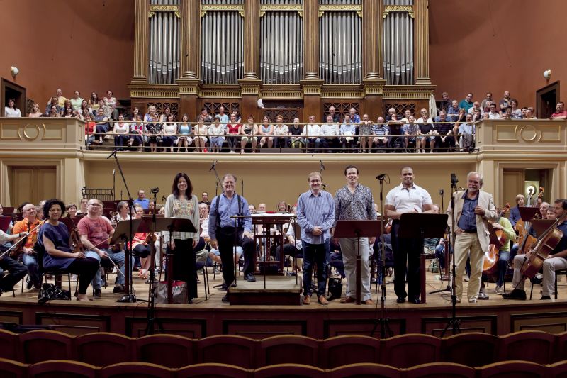 Natáčení Requiem. Zleva: Anna Maria Martinez, Kent Tritle, Marek Vorlíček, Matthew Plenk, Filip Bandžák, Juraj Filas.