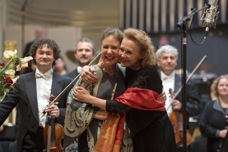 Kaija Saariaho so svojou dvornou flautistkou Camillou Hoitenga po koncerte 9.11.2013 v SF, foto Peter Brenkus