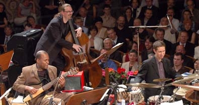 (Gershwin) zleva: Lionel Loueke, Dave Carpenter, Richie Barshay, foto Ivan Malý