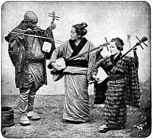 Historická fotografie tradičních japonských hudebníků