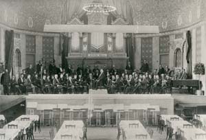 Orchestr České filharmonie na Obchodní výstavě v Praze roku 1908 s dirigentem Vilémem Zemánkem