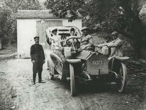 Puccini s manželkou a přáteli ve svém automobilu 