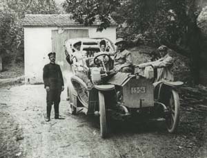 Puccini s manželkou a přáteli ve svém automobilu 