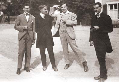 Zleva: Wilhelm Grosz, Ernst Křenek, Phillip Jarnach, Alois Hába v Donaueschingenu roku 1921