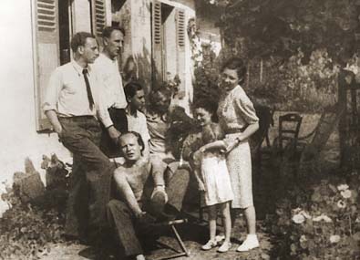 Bohuslav Martinů s přáteli. Zleva: Jiří Mucha, Rudolf Kundera (sedící vpředu), Vítězslava Kaprálová, Rudolf Firkušný a Charlotte Martinů (sedící vzadu), foto Památník Bohuslava Martinů