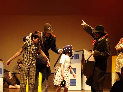 Hans Krása: terezínská opera Brundibár. Boni pueri v Divadle Antonína Dvořáka v Příbrami (21. 5. 2009), foto archiv Boni pueri