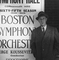 Bohuslav Martinů u plakátu s anoncí premiéry Symfonie č. 3, 1945, Boston, USA, foto Centrum Bohuslava Martinů, Polička