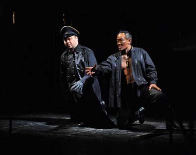 Verdi: Otello (Nikolaj Někrasov - Jago, WeiLong Tao - Otello), foto Petr Berounský/SDOB