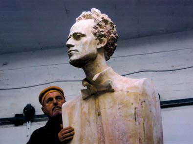 Jan Koblasa v ateliéru s Mahlerovým sádrovým modelem (2008), foto Sonia Jakushewa