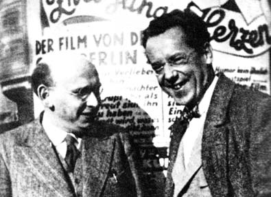 Hanns Eisler a dirigent Karl Rankl, jenž řídil premiéru opery Ernsta Křenka Karel V. v Praze
