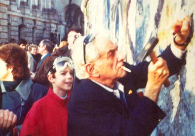 Leonard Bernstein u berlínské zdi (říjen 1989), foto DGG