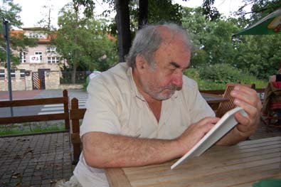 Tomislav Volek na zahradě svého oblíbeného restaurantu Gradient, kde vznikal i náš rozhovor (červen 2009)