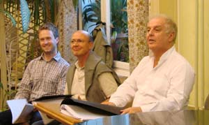 Zleva: Lukáš Vasilek, sbormistr Eberhardt Friedrich a dirigent a klavírista Daniel Barenboim, foto Richard Sporka