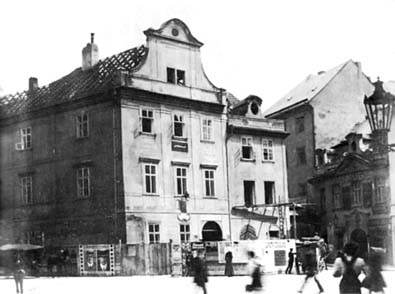 V malém domě vpravo (těsně před asanací) v Dlouhé ulici bydlel Gustav Mahler během svého pražského angažmá