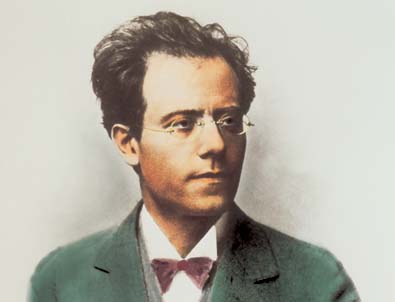 Později kolorovaná fotografie osmatřicetiletého Gustava Mahlera, čerstvého šéfa vídeňské opery