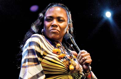 Podivné ovoce - Dee Dee Bridgewater, foto Red Earth, Sings Kur, archiv SP