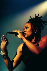 Podivné ovoce - Dee Dee Bridgewater, foto Red Earth, Sings Kur, archiv SP