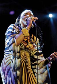 Podivné ovoce - Dee Dee Bridgewater, foto Red Earth, Sings Kur, archiv SP