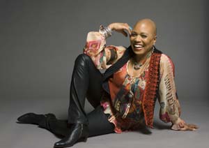 Podivné ovoce - Dee Dee Bridgewater, foto Red Earth, Sings Kur, archiv SP