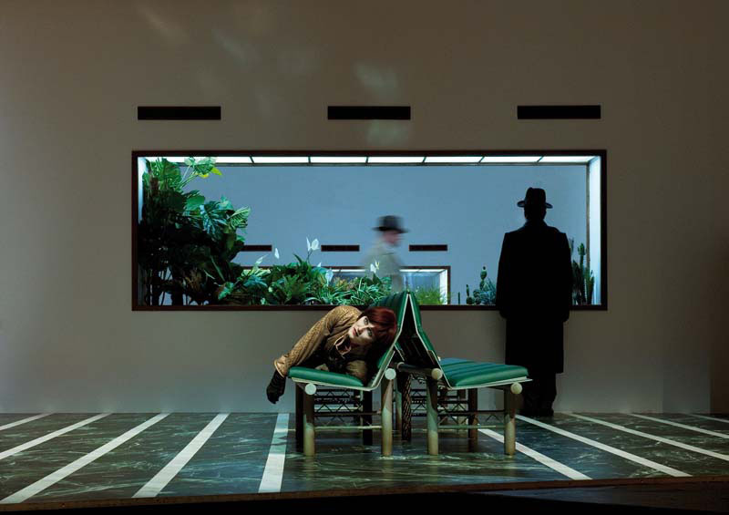 Salcburk - Předimenzovaná Věc Makropulos, foto © Walter Mair/Salzburger Festspiele
