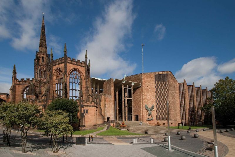 Z trosek povstala architektura a hudba - katedrála v Coventry a Brittenovo Válečné requiem slaví zlaté jubileum