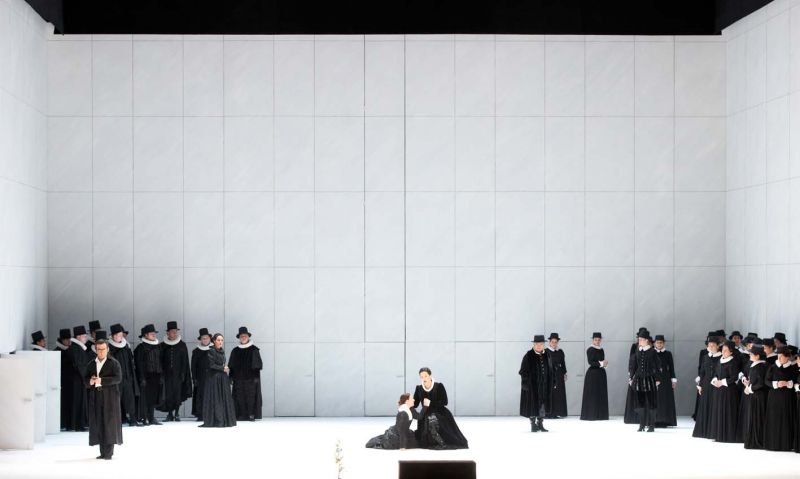 Jevištní konfrontace mezi minulou a současnou epochou, foto Michael Pöhn (Wiener Staatsoper)