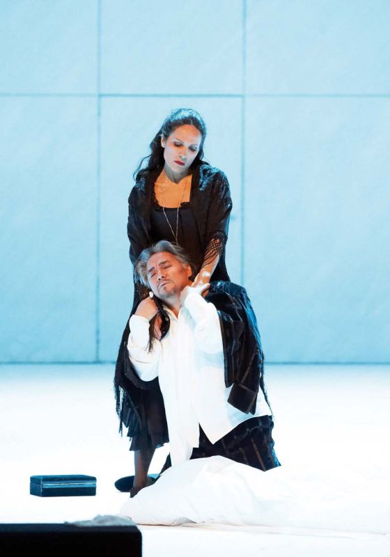 Jevištní konfrontace mezi minulou a současnou epochou, foto Michael Pöhn (Wiener Staatsoper)
