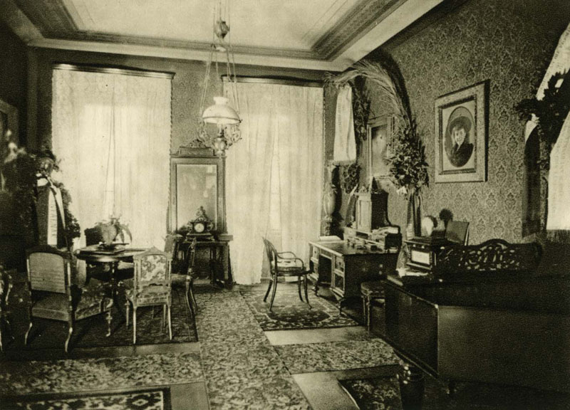 Dvořákova pracovna v Žitné ulici, vpravo Dvořákův klavír, foto Muzeum Antonína Dvořáka