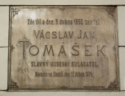 Pamětní deska Václava Jana Tomáška na domě čp 15 U Klárů v Tomášské ulici v Praze na Malé Straně