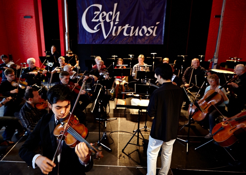 Aristides Boutris, Hideaki Hirai a Czech Virtuosi, foto Miloslav Vávra