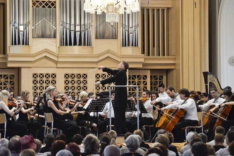 Tamás Vásáry a The Zoltán Kodály World Youth Orchestra, foto Jan Starý