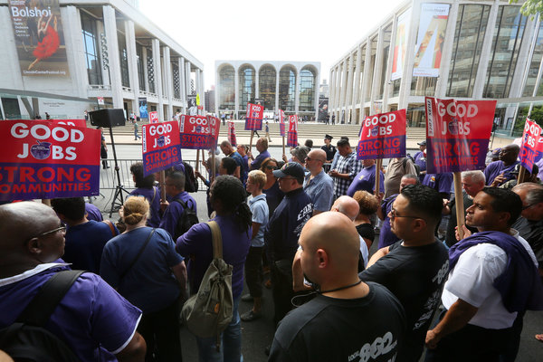 Demonstrace zaměstanců MET u Lincoln Center, foto Ruby Washington/The New York Times