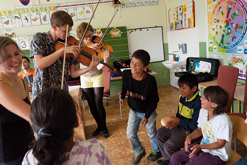 Hudebníci s dětmi na workshopech na lenhartovské škole, foto Petr Kadlec