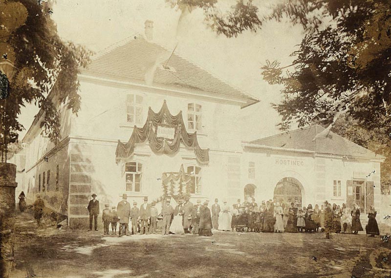 Rodný dům Antonína Dvořáka v Nelahozevsi během oslav v roce 1901, foto M. A. D.