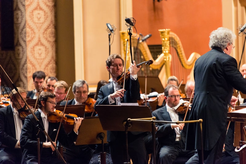 Josef Špaček a Jiří Bělohlávek s Českou filharmonií, foto Jan Nechvíle