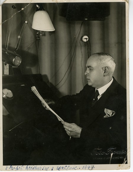 Otakar Šourek při přednášce v rozhlase, foto M. A. D.