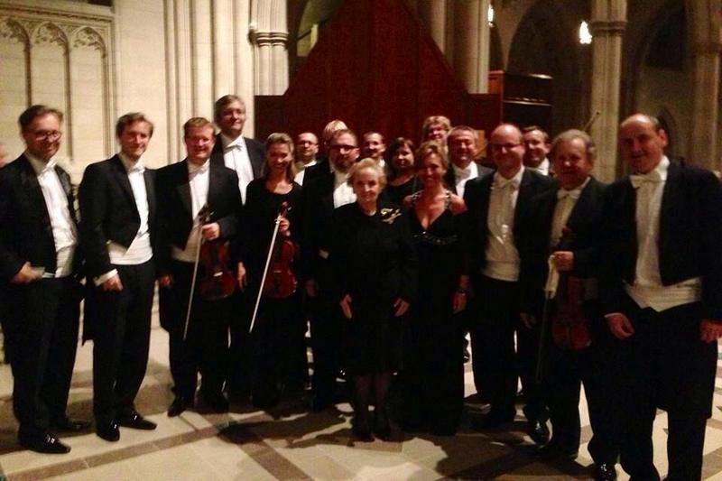 Hráči České filharmonie s Madeleine Albright
