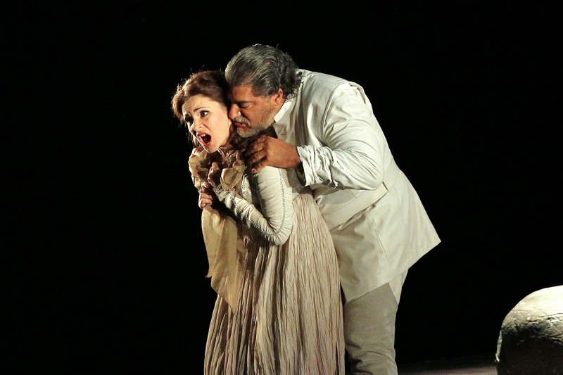 Eva Hornyáková (Desdemona) a José Cura (Otello), foto Hana Smejkalová