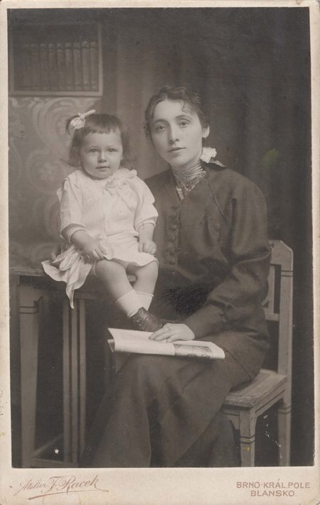 S maminkou v roce 1916, foto The Kapralova Society