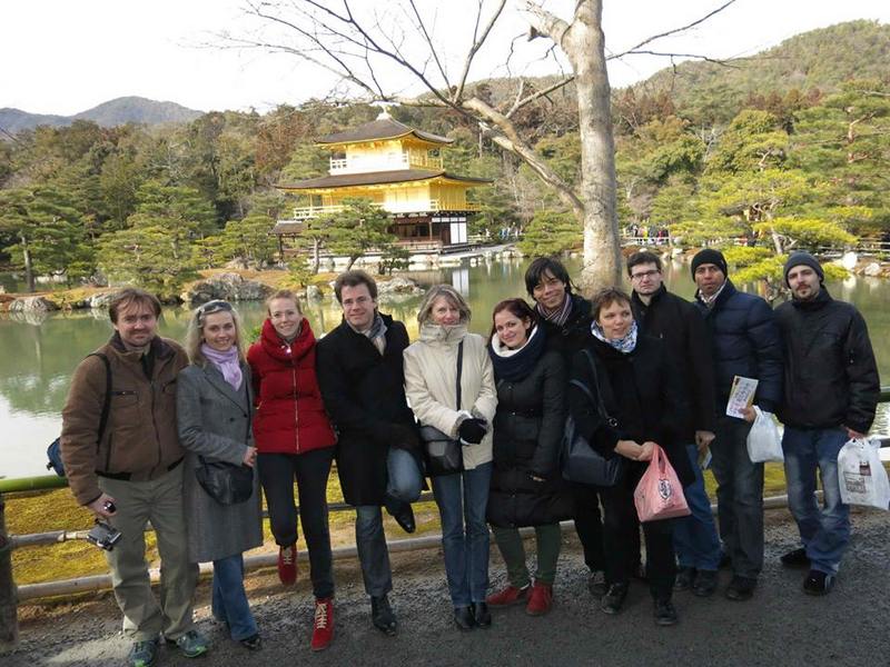Tradiční skupinová fotka před tradiční japonskou architekturou