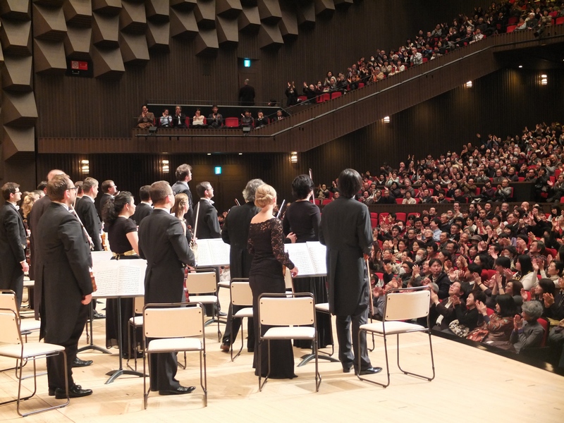 Orchestr při děkovačce v Osaka Festival Hall