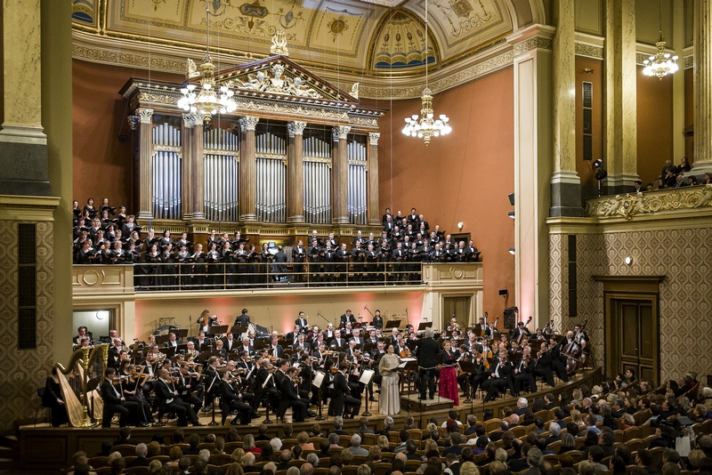 Simona Houda-Šaturová, Bernarda Fink, Jiří Bělohlávek, Pražský filharmonický sbor a Česká filharmonie, foto Petra Hajská