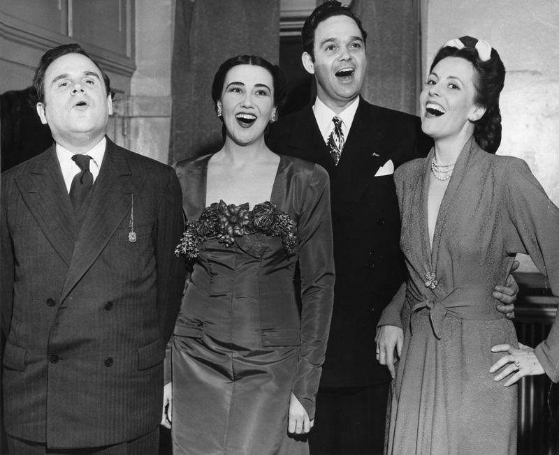 Zpívání v MET. Zleva Richard Tucker, Blanche Thebom, James Melton a Jarmila Novotná při benefičním galavečeru newyorské opery v březnu 1945.