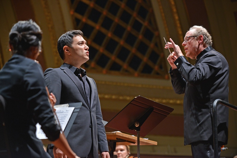 Tenorista Nicholas Phan a dirigent Kenneth Kiesler, foto Peter Smith
