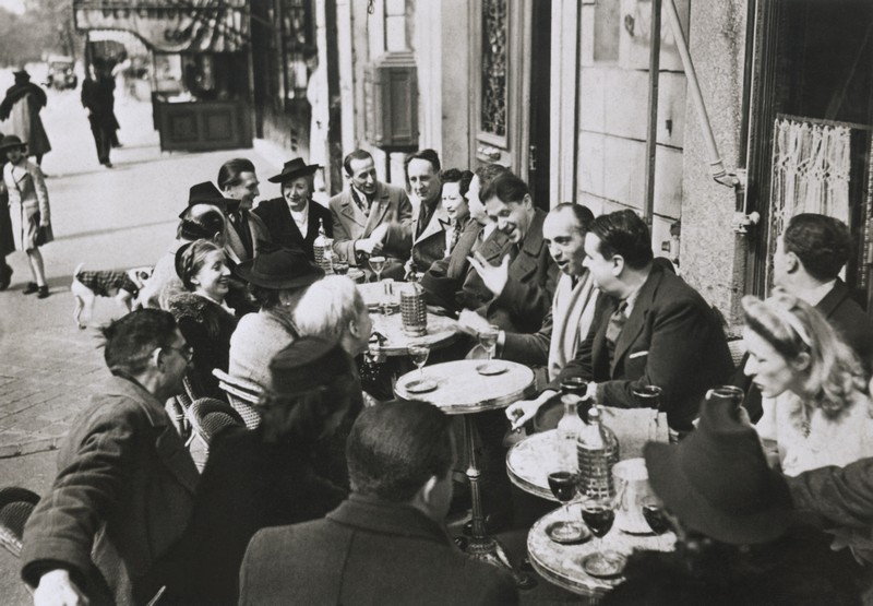 Martinů ve společnosti přátel (mj. Auric, Bernac, Poulenc, Čerepnin) a Charlotty Martinů (Paříž 1940), foto Centrum B. Martinů v Poličce