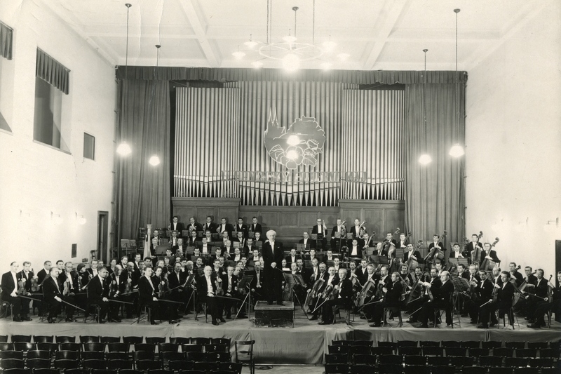 Mladá Státní filharmonie Brno před zahájením Brněnského hudebního máje 1956, foto archiv Filharmonie Brno